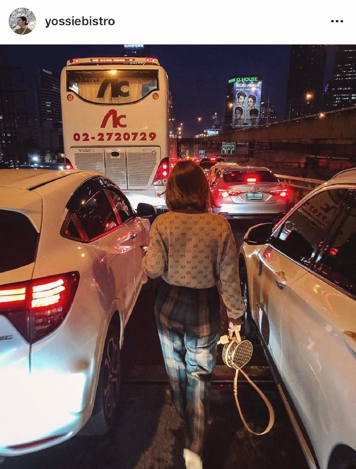 เก็บตกคนดัง! เจอวิกฤตน้ำท่วมรถติดหนักมาก สุดท้ายต้องลงเดิน-นั่งวิน