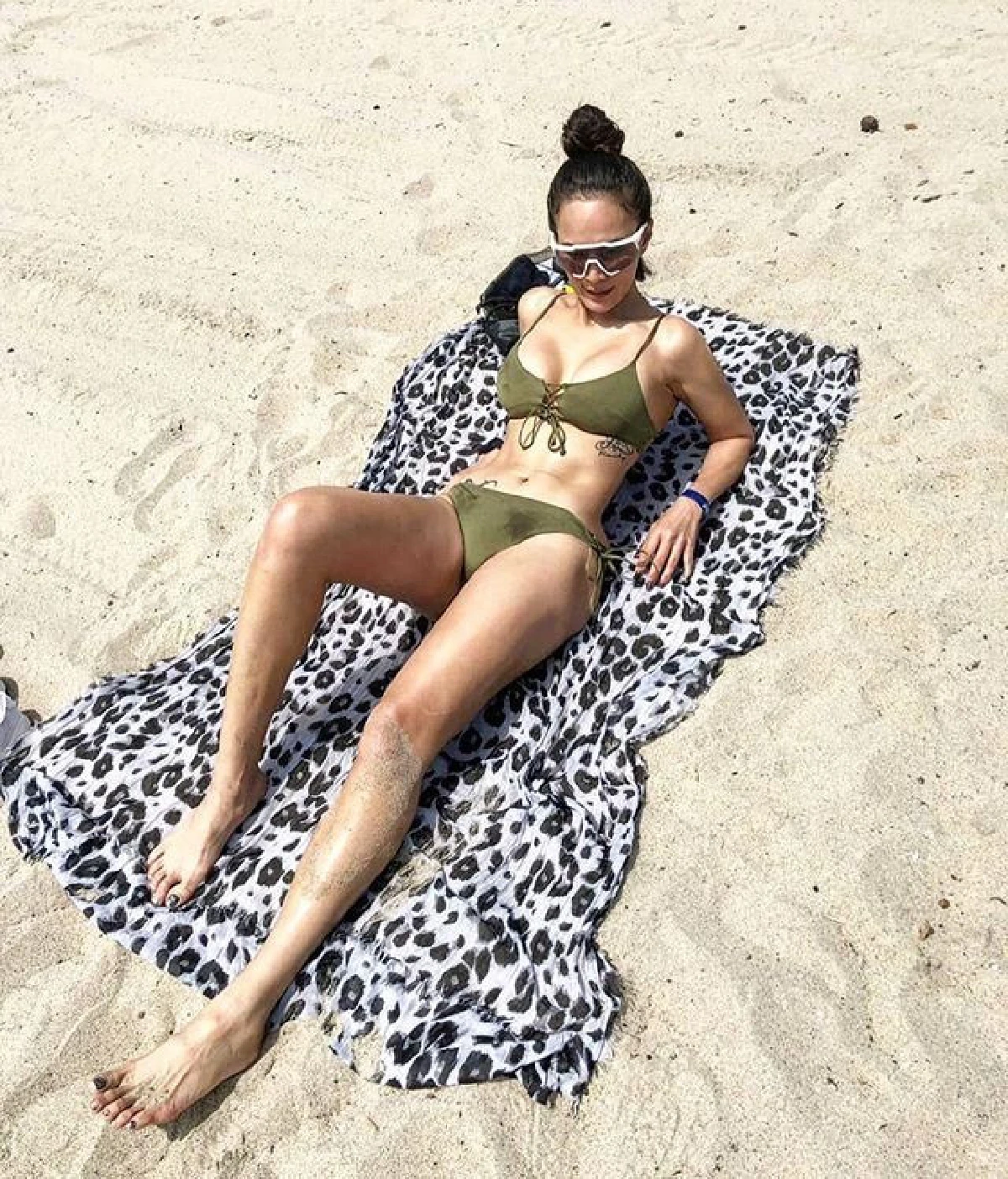 แซ่บสองศรีพี่น้อง! เอ-โย สลัดผ้าเสิร์ฟความเซ็กซี่แพ็คคู่ริมหาดที่อเมริกา