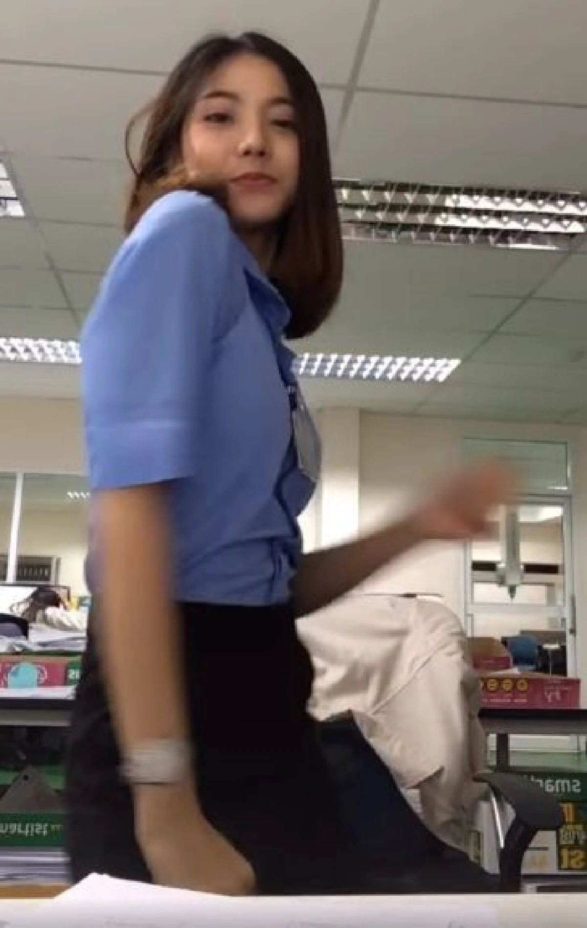 "งานเยอะใครเขาเครียดกัน" สาวออฟฟิศอวดลีลาแดนซ์สะบัดแก้งานหนัก