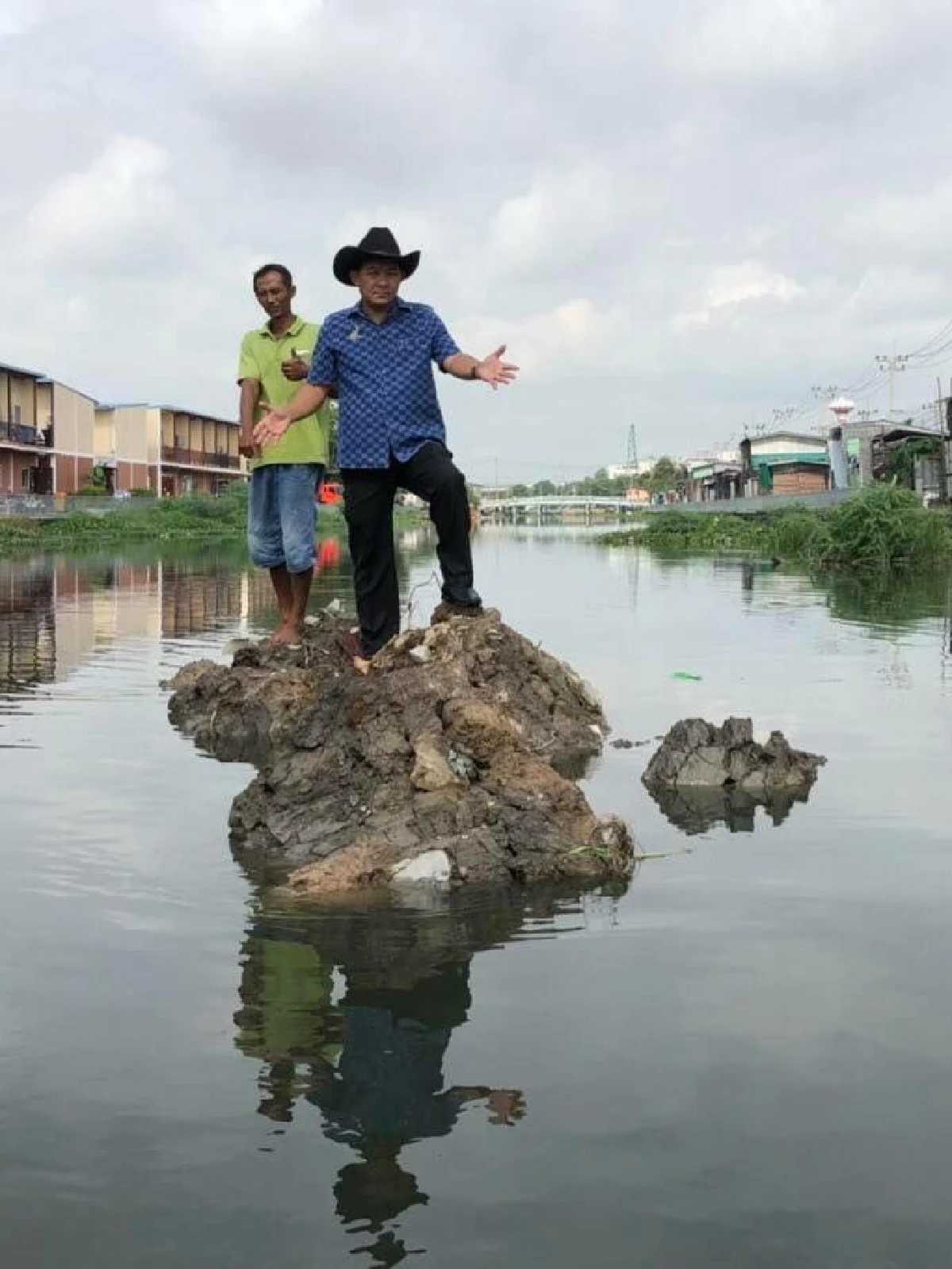 ศรีสุวรรณแฉเหตุน้ำท่วมกรุง เพราะรัฐปล่อยผู้รับเหมาโกยดินทิ้งคลอง