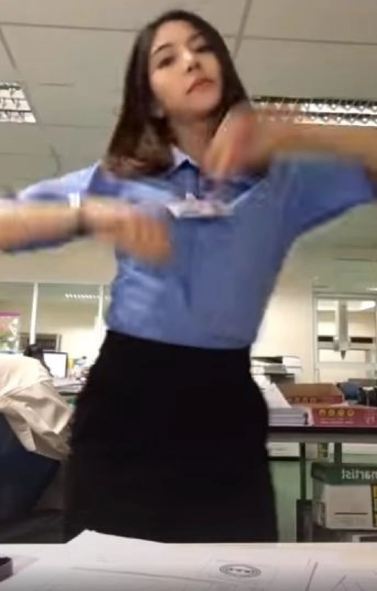 "งานเยอะใครเขาเครียดกัน" สาวออฟฟิศอวดลีลาแดนซ์สะบัดแก้งานหนัก