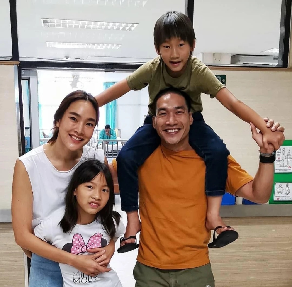 วันแห่งความสุข "ตุ๊ก-บ๊วย” ถ่ายภาพครอบครัวพร้อมหน้า หลังพากันไปทำบุญวันเกิดลูกชาย