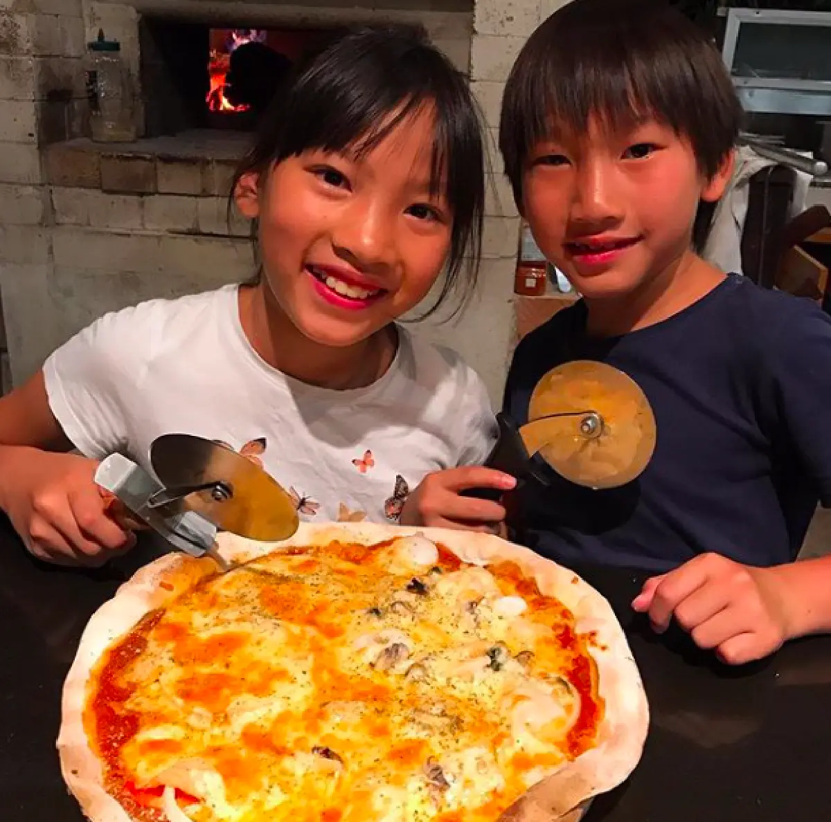 วันแห่งความสุข "ตุ๊ก-บ๊วย” ถ่ายภาพครอบครัวพร้อมหน้า หลังพากันไปทำบุญวันเกิดลูกชาย