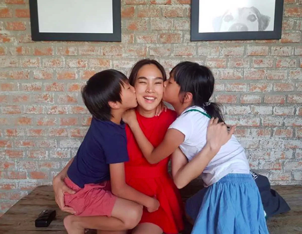 วันแห่งความสุข "ตุ๊ก-บ๊วย” ถ่ายภาพครอบครัวพร้อมหน้า หลังพากันไปทำบุญวันเกิดลูกชาย