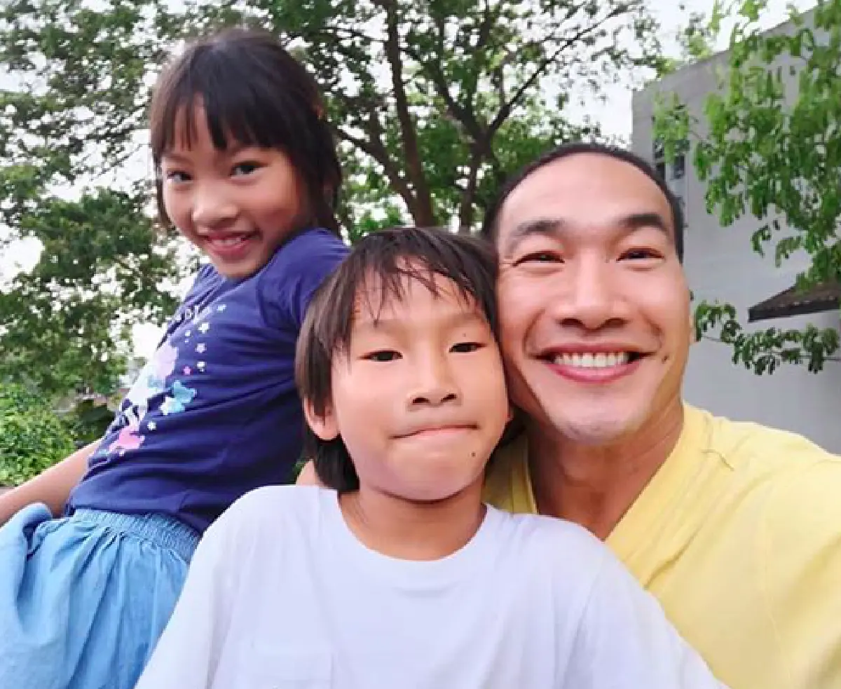 วันแห่งความสุข "ตุ๊ก-บ๊วย” ถ่ายภาพครอบครัวพร้อมหน้า หลังพากันไปทำบุญวันเกิดลูกชาย