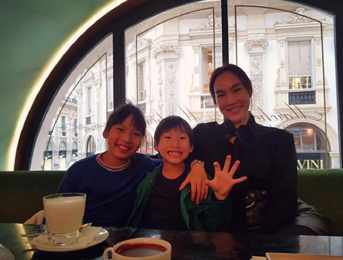 วันแห่งความสุข "ตุ๊ก-บ๊วย” ถ่ายภาพครอบครัวพร้อมหน้า หลังพากันไปทำบุญวันเกิดลูกชาย