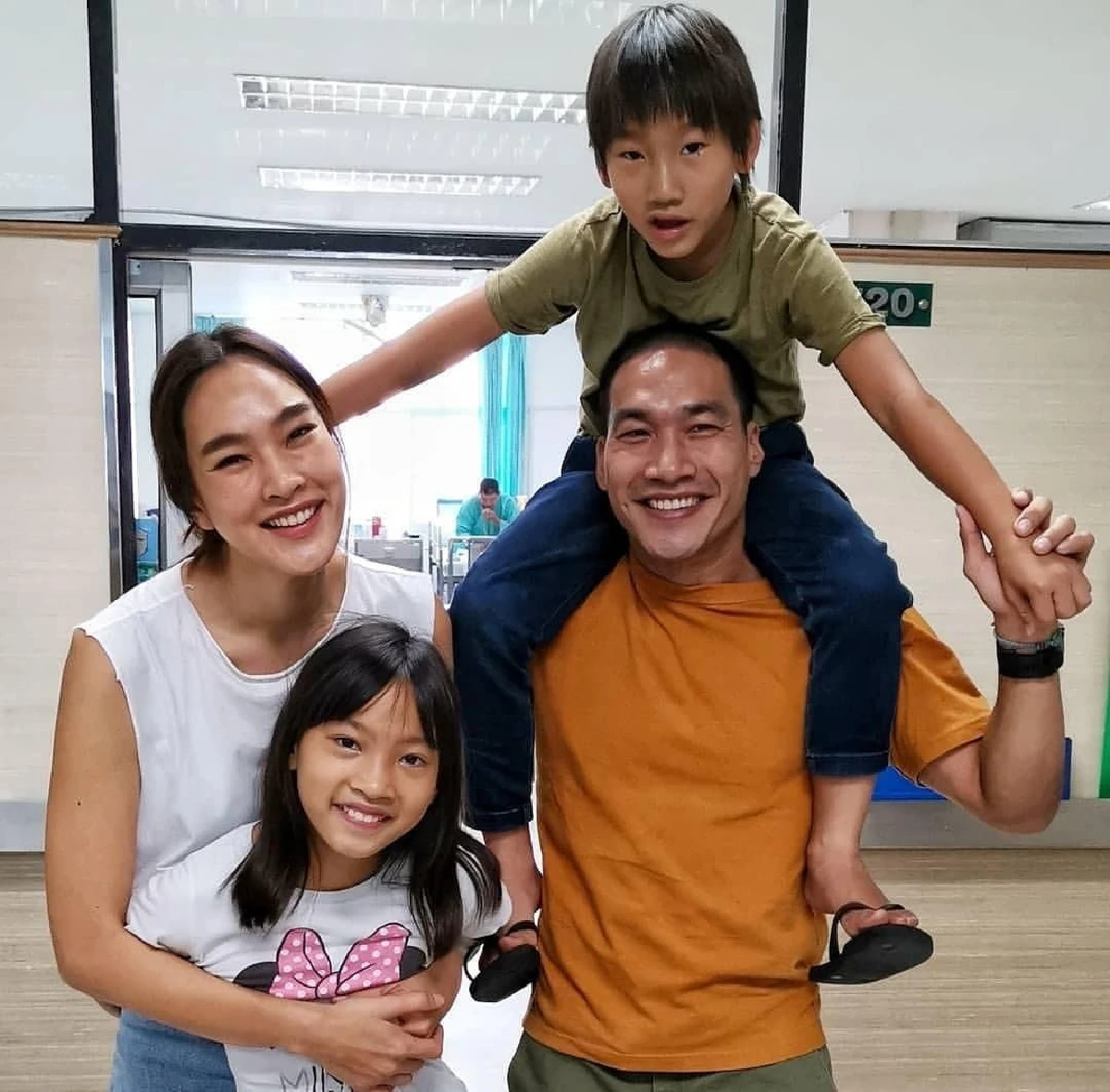 วันแห่งความสุข "ตุ๊ก-บ๊วย” ถ่ายภาพครอบครัวพร้อมหน้า หลังพากันไปทำบุญวันเกิดลูกชาย