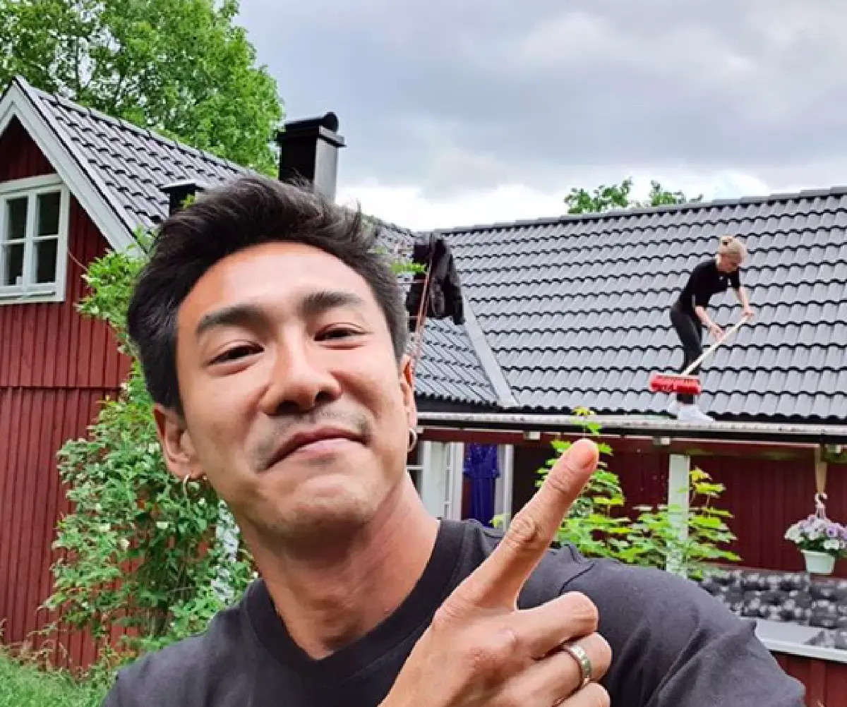 #แม่บ้านฮาร์ดคอร์ "บอย พิษณุ“ โชว์ภาพภรรยา "อาแมนด้า” ปีนทำความสะอาดหลังคาบ้าน