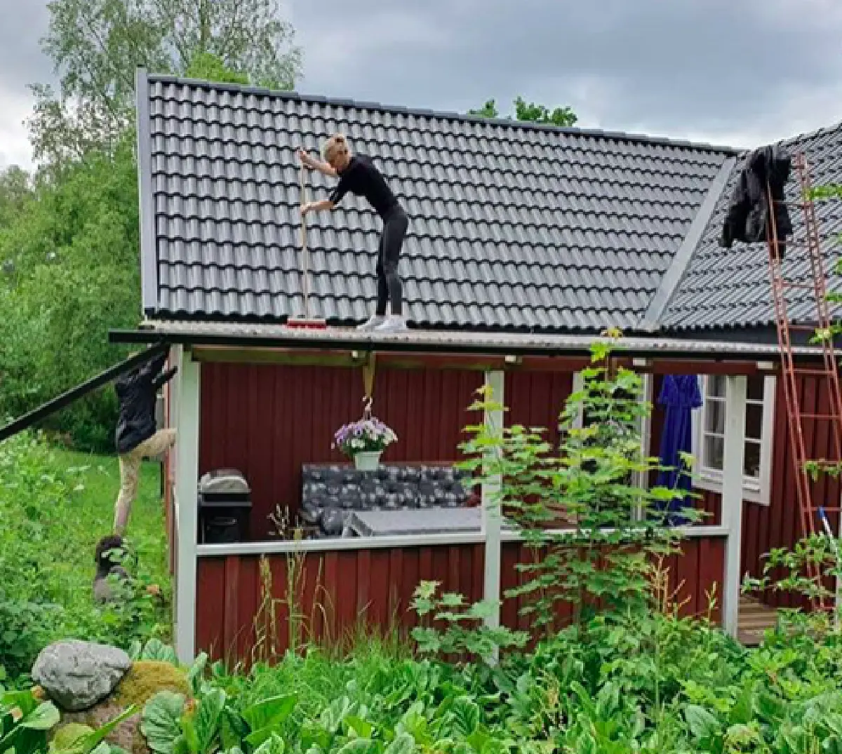 #แม่บ้านฮาร์ดคอร์ "บอย พิษณุ“ โชว์ภาพภรรยา "อาแมนด้า” ปีนทำความสะอาดหลังคาบ้าน