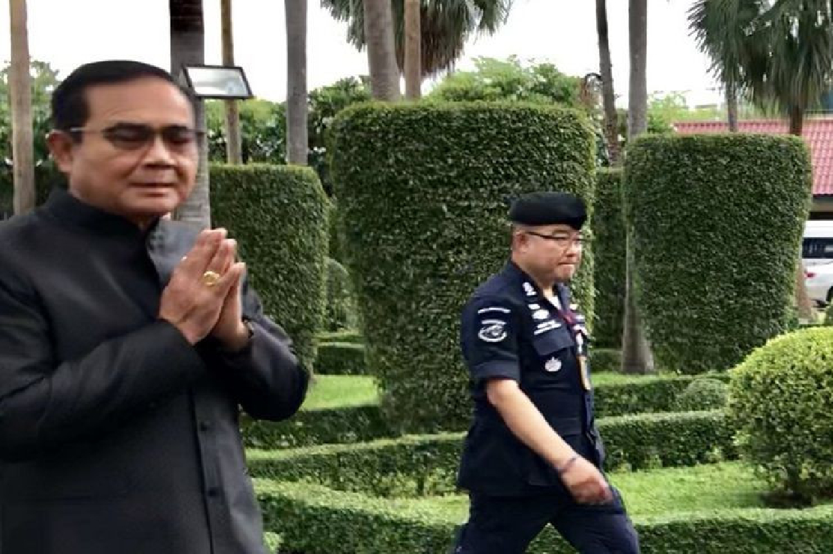 "บิ๊กตู่"' ยิ้มทักสื่อ เตรียมรับพระบรมราชโองการแต่งตั้งนายกฯบ่ายนี้ "บิ๊กตู่"' ยิ้มทักสื่อ เตรียมรับพระบรมราชโองการแต่งตั้งนายกฯบ่ายนี้