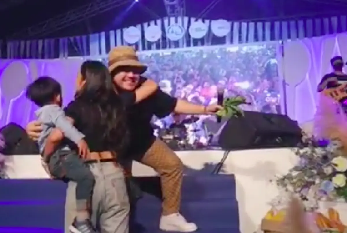 น่ารักหนักมาก! “แพท” มอบผักคะน้าให้ “โอ๊ต” กลางคอนเสิร์ต ทำแฟนคลับฟินสุด