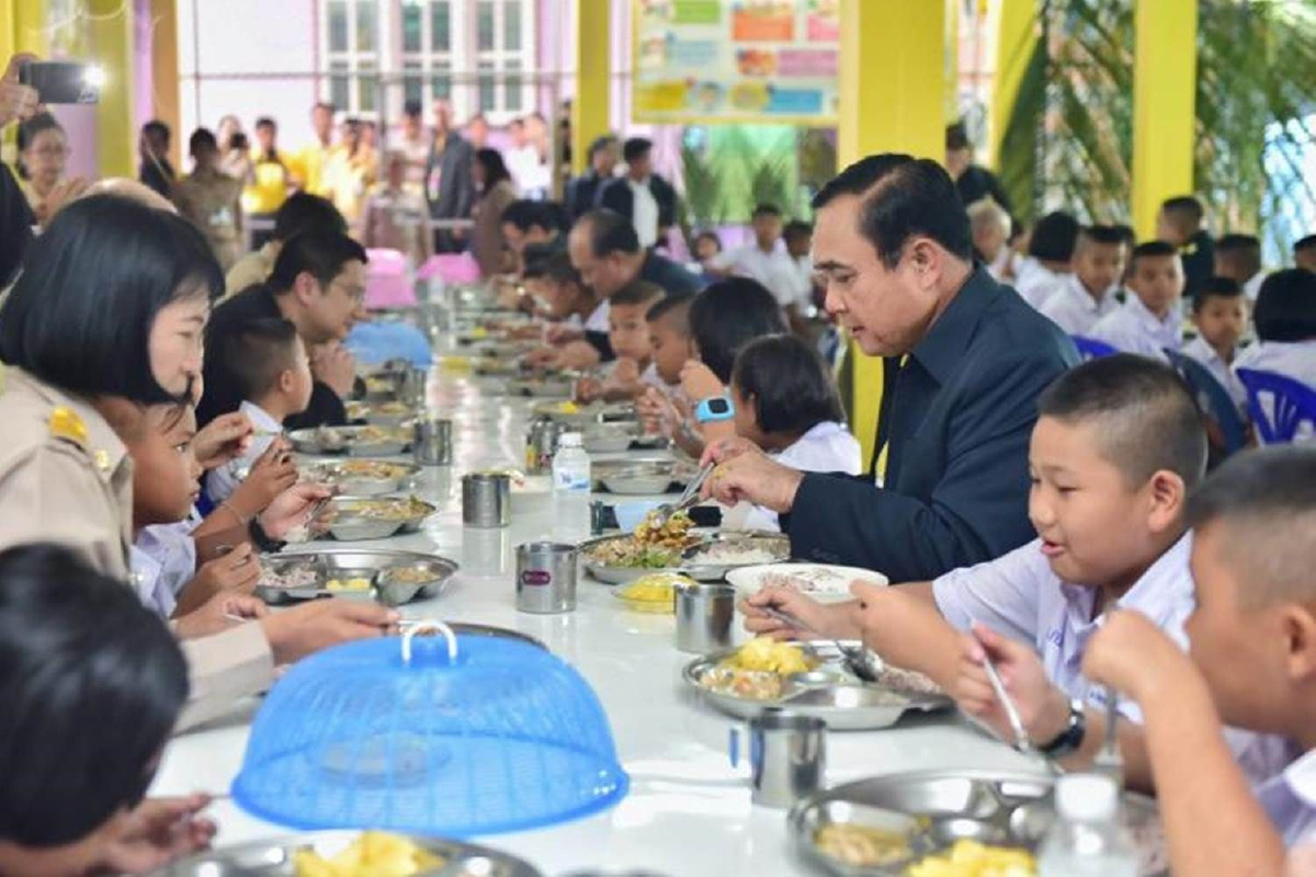 "บิ๊กตู่"สยบข่าวยกเลิกโครงการอาหารกลางวันโรงเรียนสั่งทุกหน่วยงานทำความเข้าใจ "บิ๊กตู่"สยบข่าวยกเลิกโครงการอาหารกลางวันโรงเรียนสั่งทุกหน่วยงานทำความเข้าใจ
