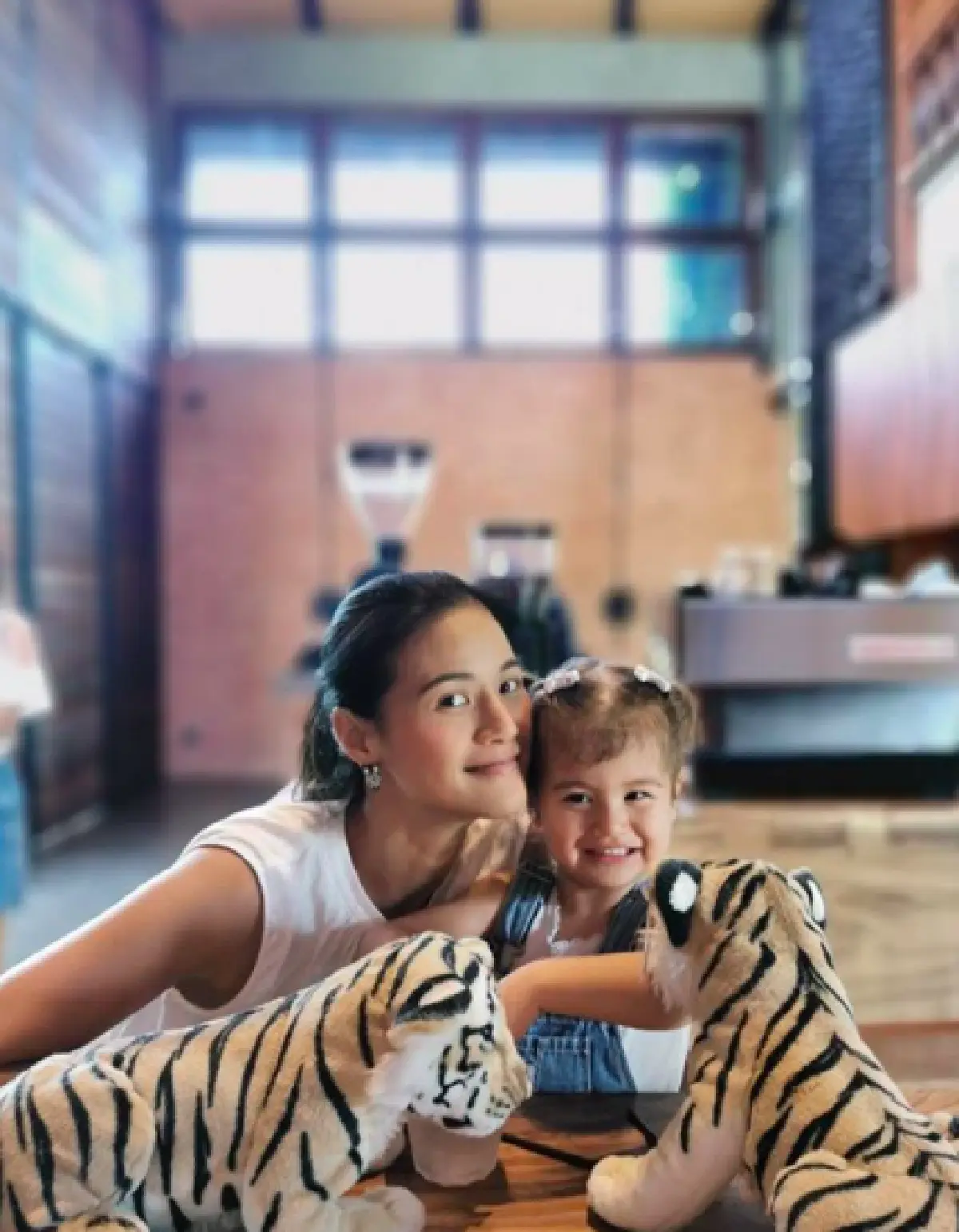 โอ้โห! แม่สวยแซ่บมาก "น้ำฝน กุลณัฐ” เผยภาพอบอุ่นระหว่างให้นม "น้องทาเรีย"