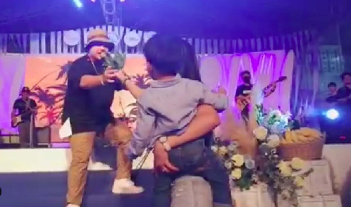 น่ารักหนักมาก! “แพท” มอบผักคะน้าให้ “โอ๊ต” กลางคอนเสิร์ต ทำแฟนคลับฟินสุด