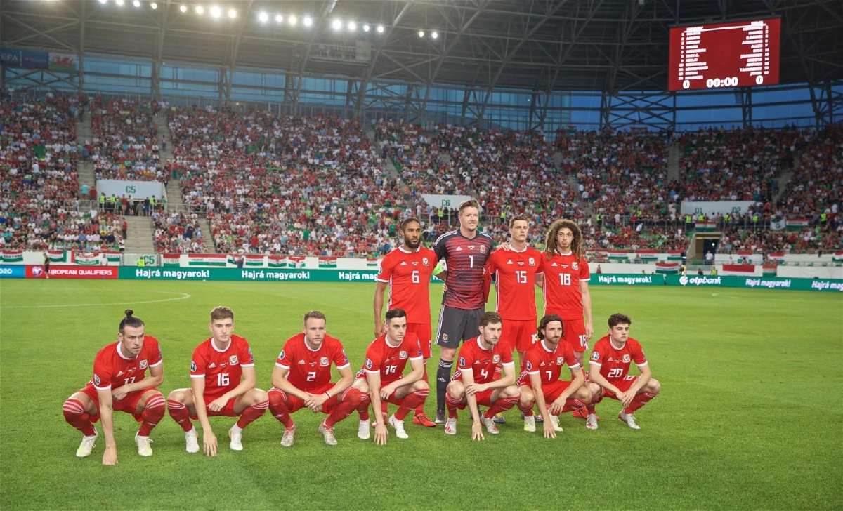 อินดี้เหมือนเดิม! เวลส์ถ่ายรูปทีมสุดแปลกก่อนเกมคัดยูโร