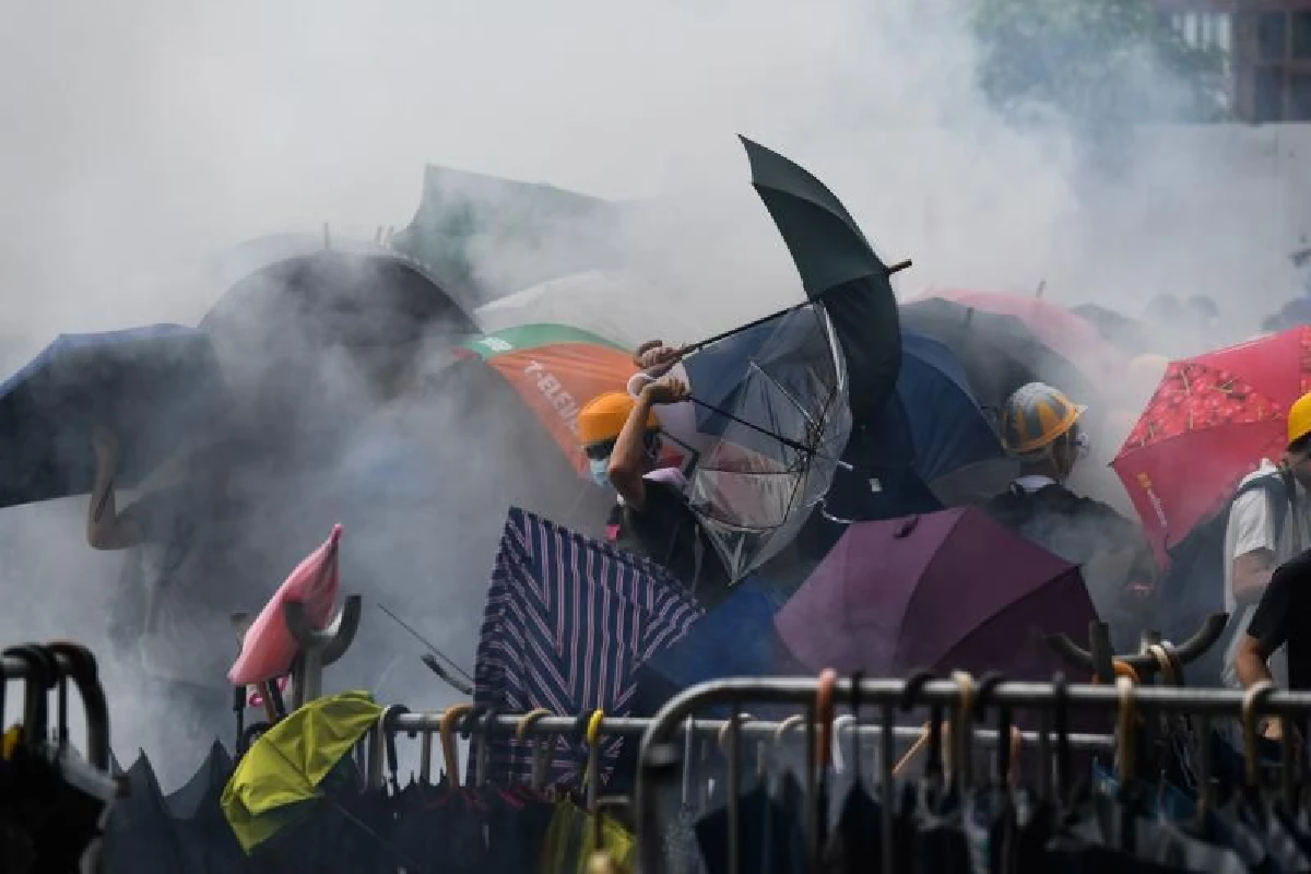 ตำรวจฮ่องกงยิงแก๊สน้ำตา-ฉีดน้ำใส่กลุ่มผู้ชุนนุมล้อมสภาต้านกม.ส่งผู้ร้ายข้ามแดน