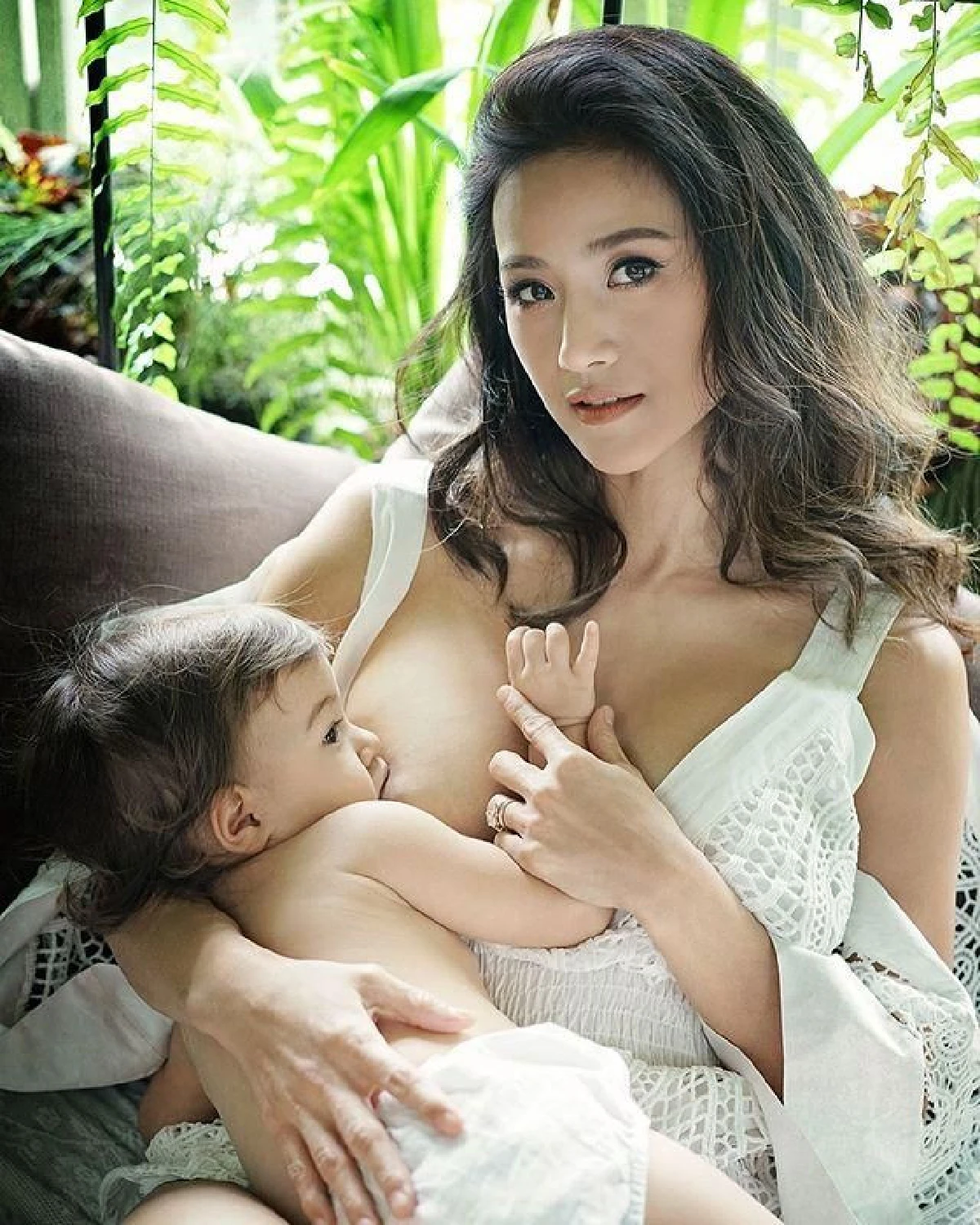 โอ้โห! แม่สวยแซ่บมาก "น้ำฝน กุลณัฐ” เผยภาพอบอุ่นระหว่างให้นม "น้องทาเรีย"