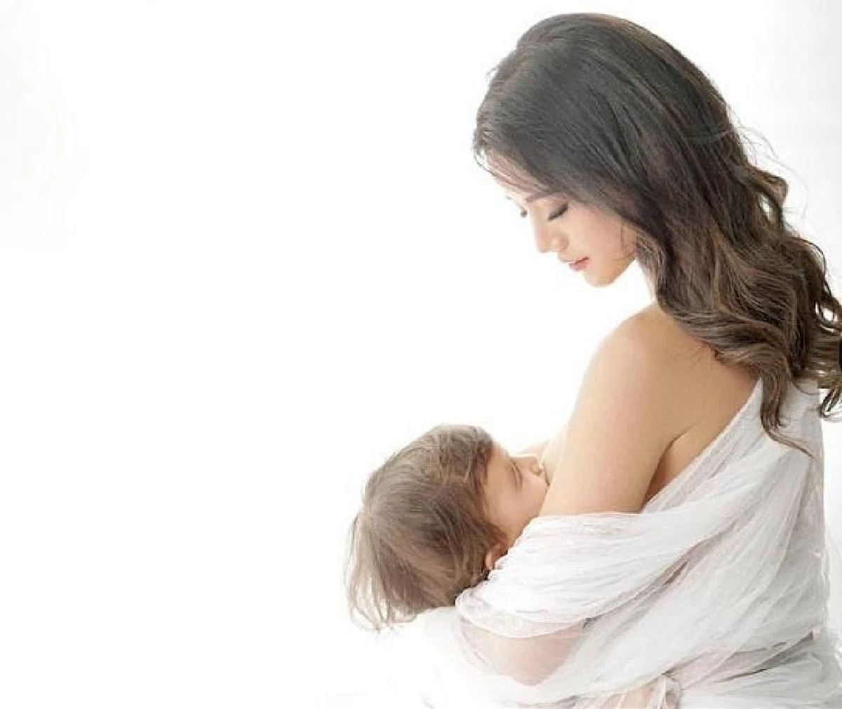 โอ้โห! แม่สวยแซ่บมาก "น้ำฝน กุลณัฐ” เผยภาพอบอุ่นระหว่างให้นม "น้องทาเรีย"