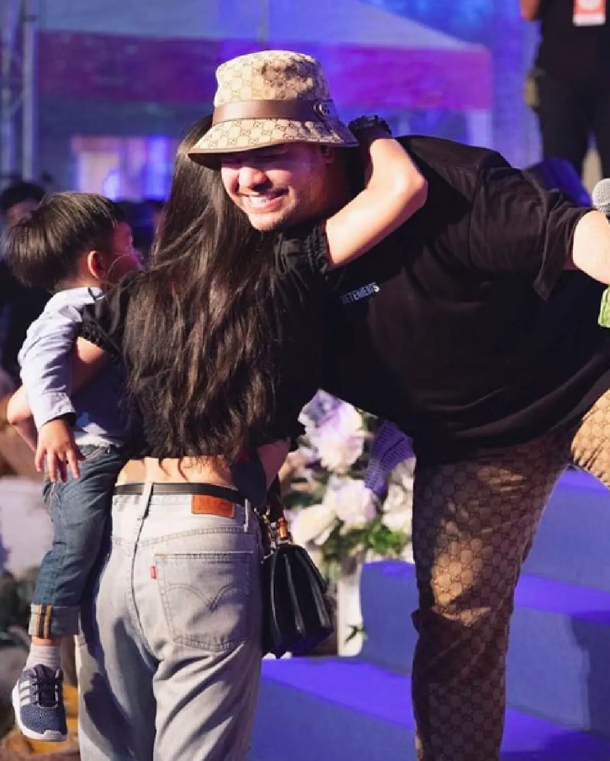 น่ารักหนักมาก! “แพท” มอบผักคะน้าให้ “โอ๊ต” กลางคอนเสิร์ต ทำแฟนคลับฟินสุด