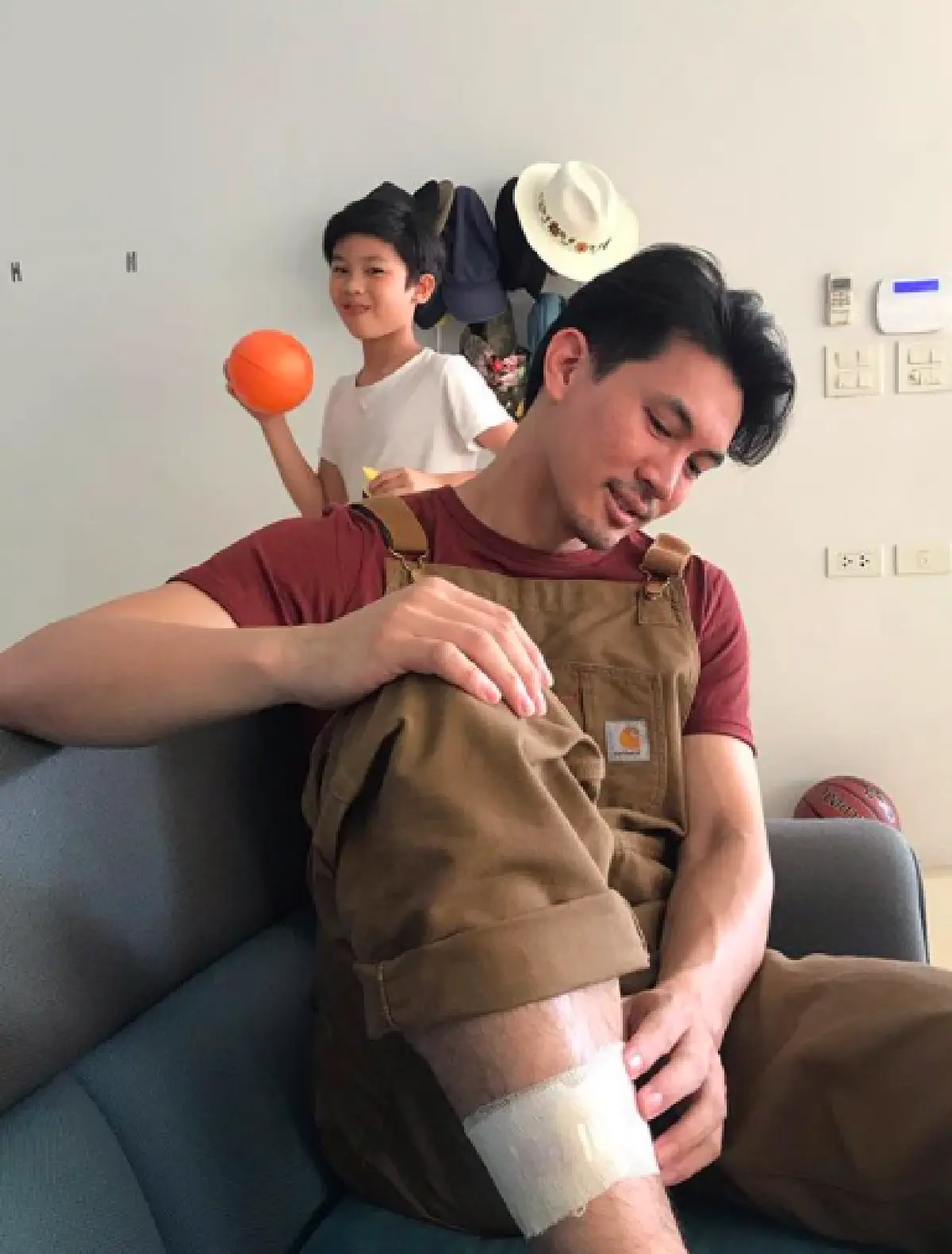 “เคน ธีรเดช” กับแฟชั่นชุดเอี๊ยมที่เจ้าตัวชอบใส่มาก ดูดี เท่ และคูลสุดๆ