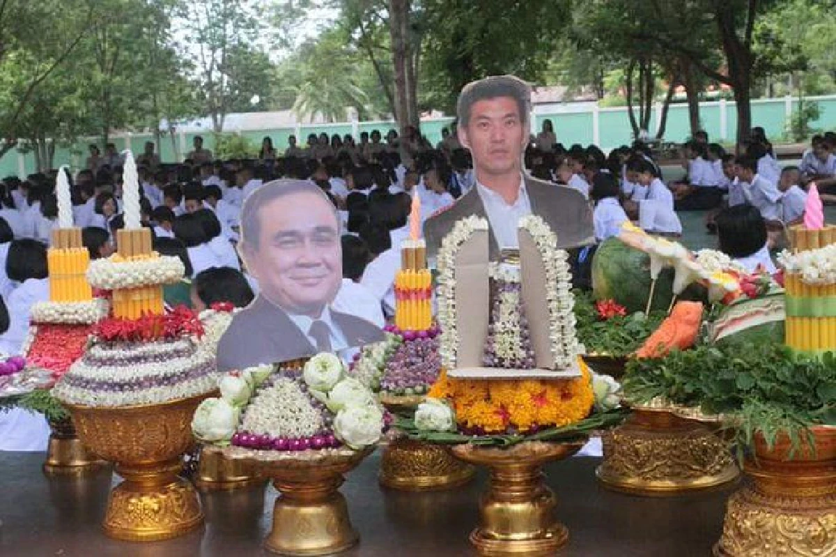 นักเรียนจัดเต็ม! แต่งพานไหว้ครูสะท้อนการเมืองไทยยุค 2019