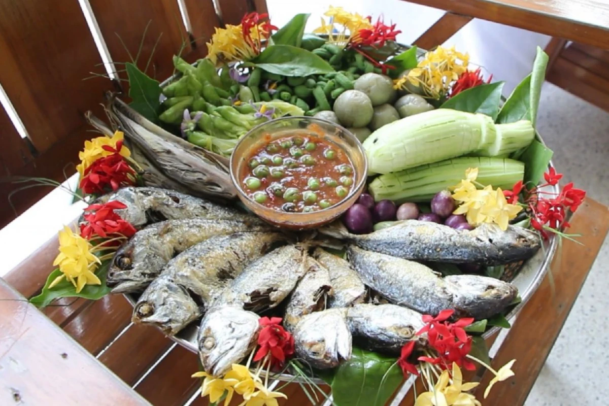 แหวกแนว!ไหว้ครูด้วยพาน"น้ำพริกปลาทูผักต้มและจิ้มจุ่ม"