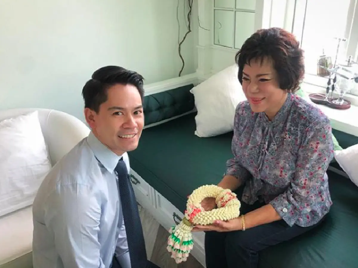 “ริต้า” พาว่าที่เจ้าบ่าว "ไฮโซกรณ์” นำพวงมาลัยมากราบคุณแม่ฝากตัวเป็นลูกเขย
