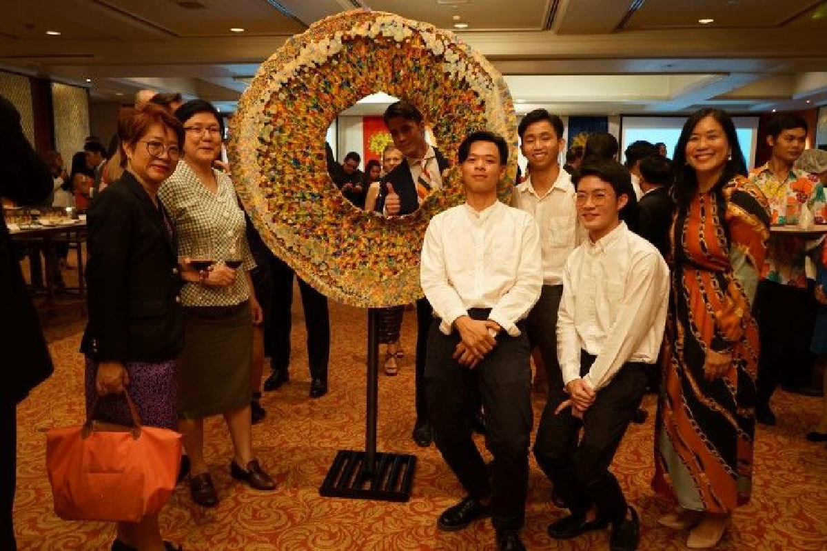 นิสิตสถาปัตย์ จุฬาฯ ไอเดียเจ๋ง ชนะแคมเปญสร้างสรรค์งานศิลปะจากขยะพลาสติก นิสิตสถาปัตย์ จุฬาฯ ไอเดียเจ๋ง ชนะแคมเปญสร้างสรรค์งานศิลปะจากขยะพลาสติก