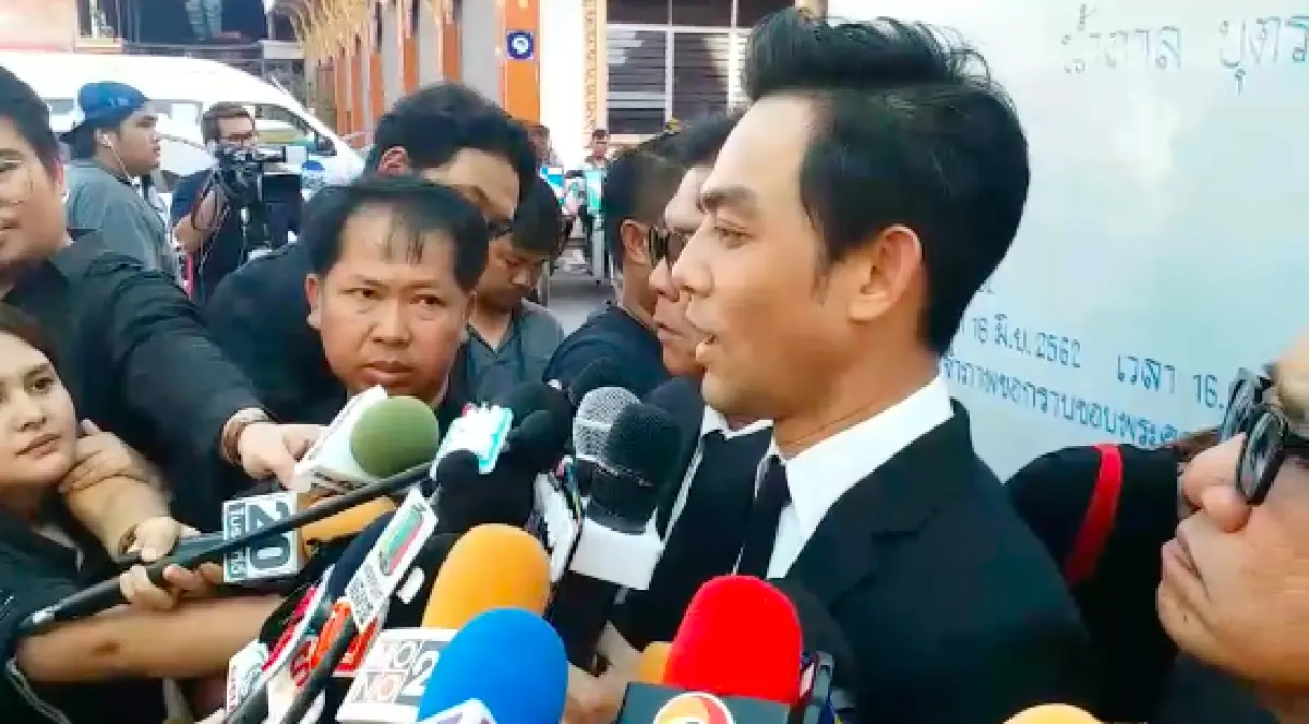 "มอส ปฏิภาณ” เดินทางไปรดน้ำศพ “น้ำตาล” พร้อมเผยความรู้สึกตลอด 7 ปี ที่ทำงานด้วยกัน