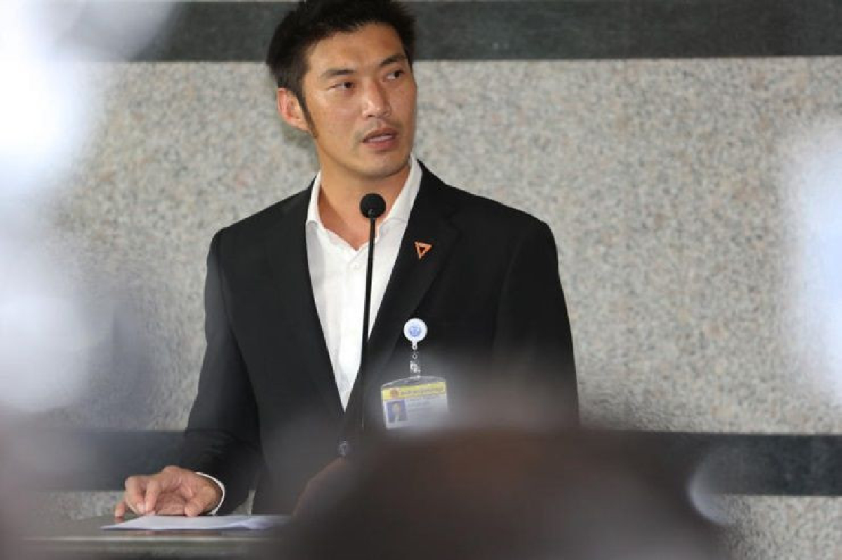 "ธนาธร"สั่งลุยทหารแทรกแซงปมพานไหว้ครู ให้ สส.ยื่นกระทู้ถามในสภา "ธนาธร"สั่งลุยทหารแทรกแซงปมพานไหว้ครู ให้ สส.ยื่นกระทู้ถามในสภา