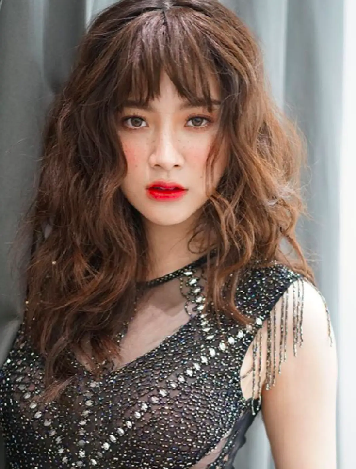 “ใบเฟิร์น พิมพ์ชนก” ยิ่งโตยิ่งแซ่บ! กับทรงผมหยิกลอนฟู ชิคๆ สุดเก๋