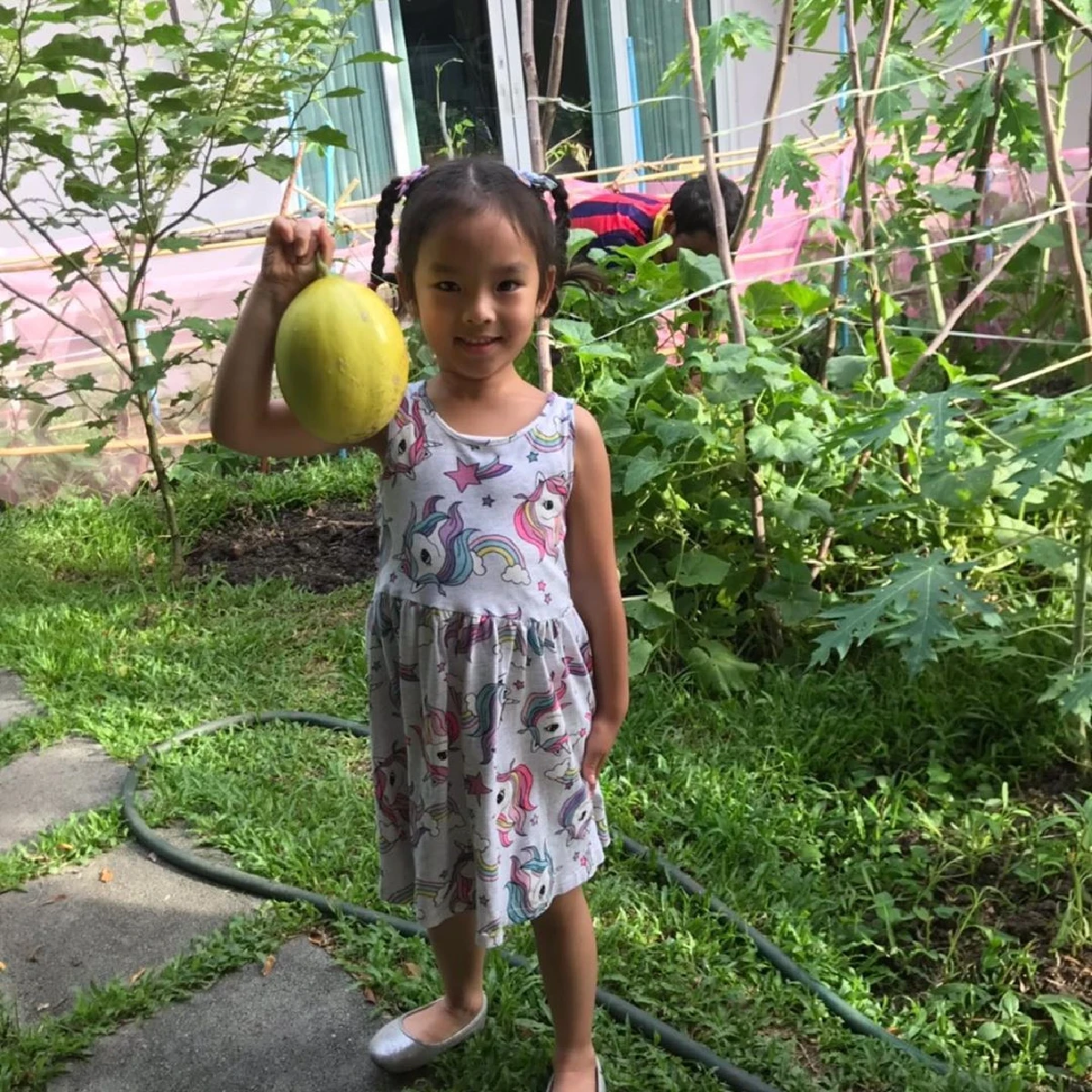 ยิ้มแก้มแฉ่ง "น้องปีใหม่-สงกรานต์" ช่วยกันปลูกเมล่อน พร้อมตัดลูกแรกให้คุณปู่ทาน