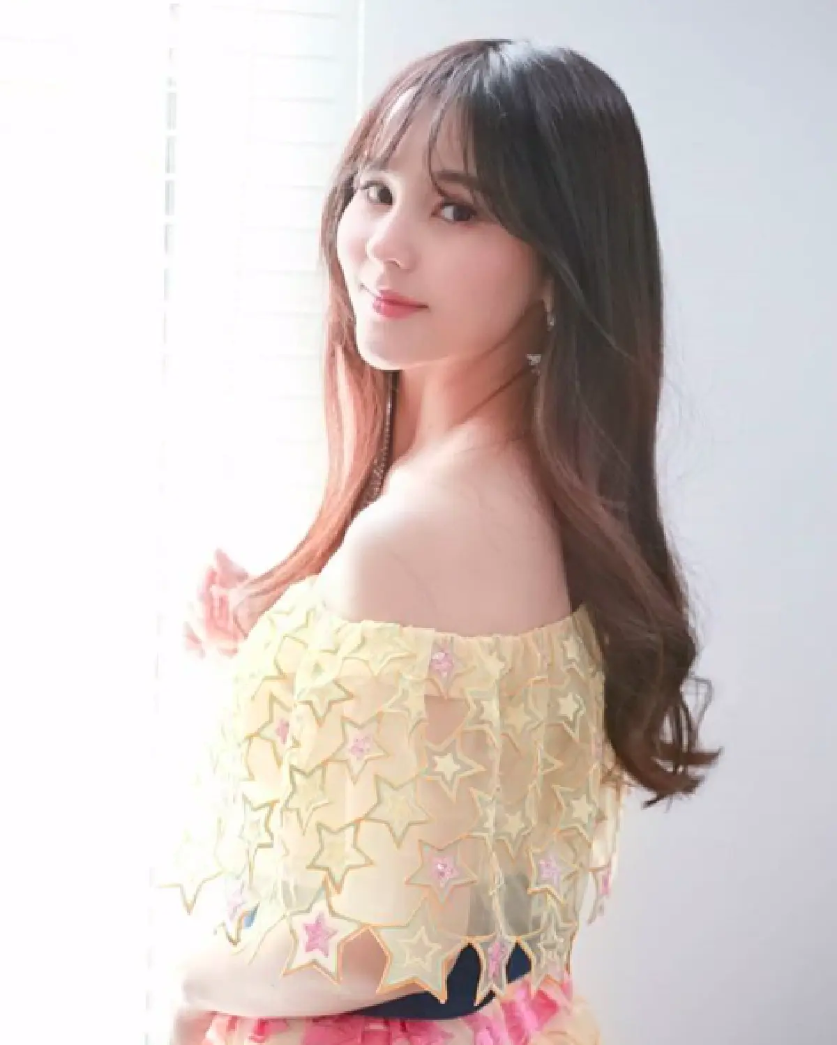 รวมแบบผม "หน้าม้าซีทรู" เหล่าสาวๆ คนบันเทิงที่เปลี่ยนลุคให้ดูสดใส ปนแบ๊วเบาๆ