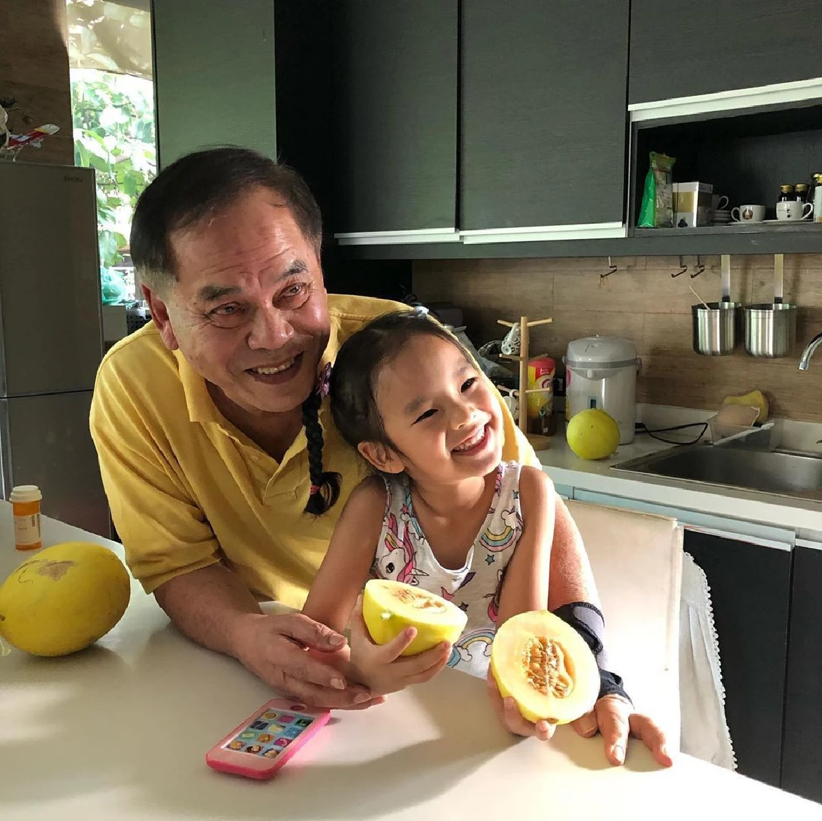 ยิ้มแก้มแฉ่ง "น้องปีใหม่-สงกรานต์" ช่วยกันปลูกเมล่อน พร้อมตัดลูกแรกให้คุณปู่ทาน