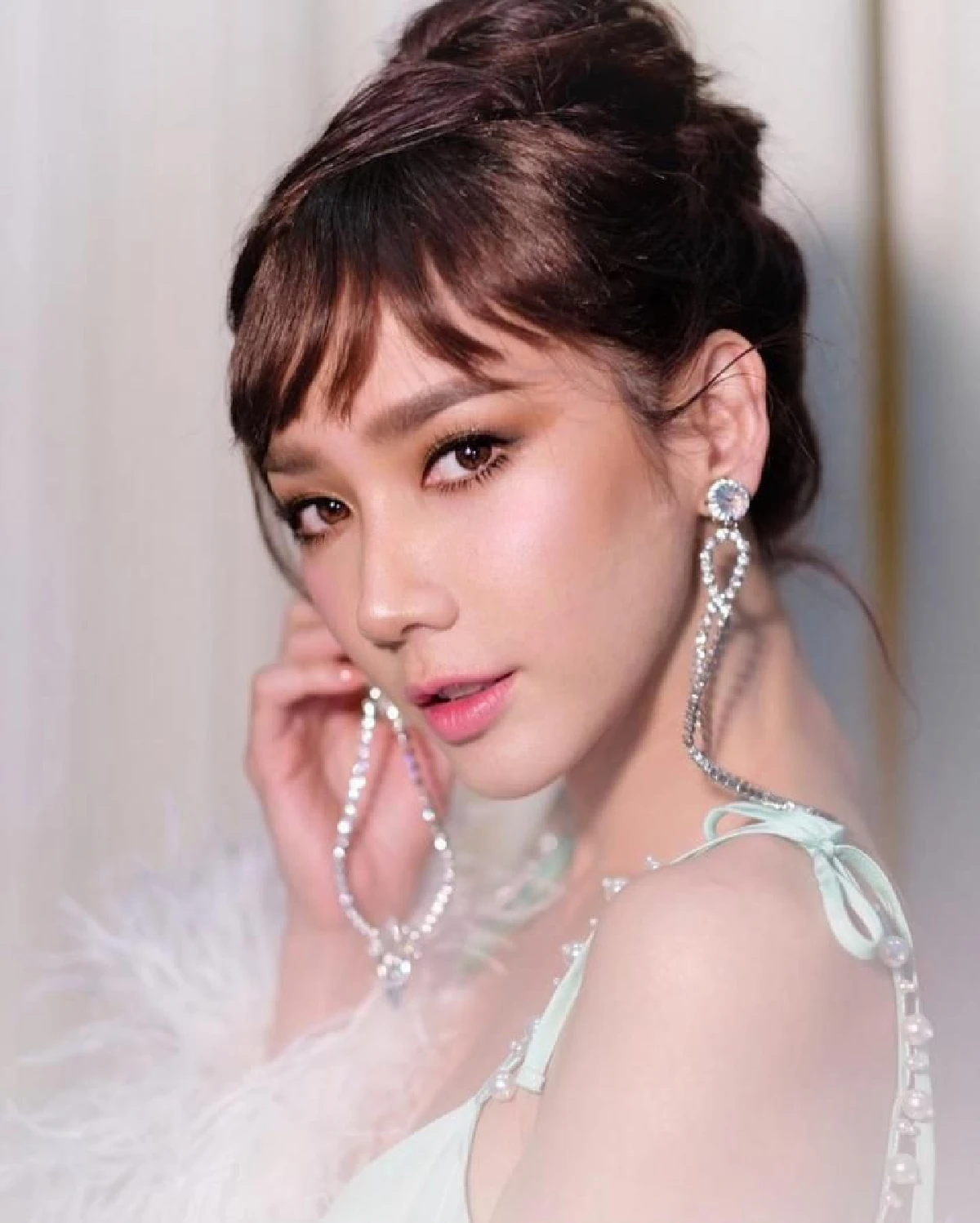 รวมแบบผม "หน้าม้าซีทรู" เหล่าสาวๆ คนบันเทิงที่เปลี่ยนลุคให้ดูสดใส ปนแบ๊วเบาๆ