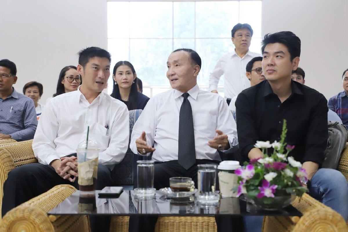 "ธนาธร - ปิยบุตร" รับฟังปัญหาประมงภาคตะวันออก "ธนาธร - ปิยบุตร" รับฟังปัญหาประมงภาคตะวันออก