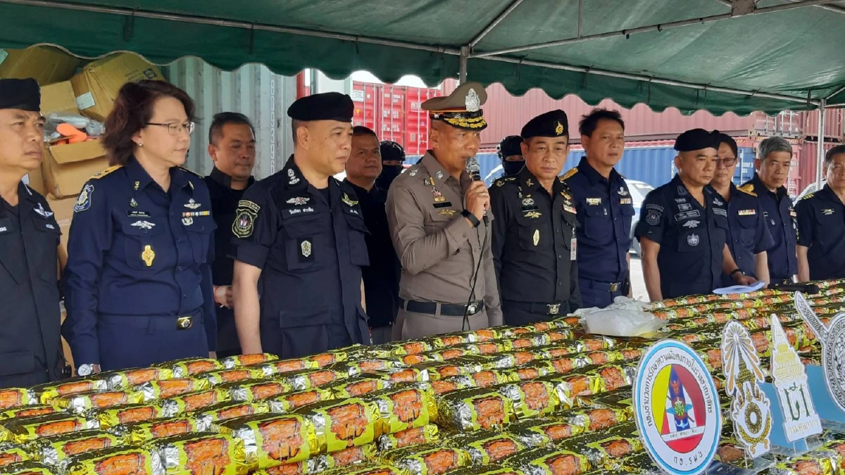 จับไอซ์ล็อตใหญ่กว่า 2,000 ล.กลางลานตู้คอนเทนเนอร์