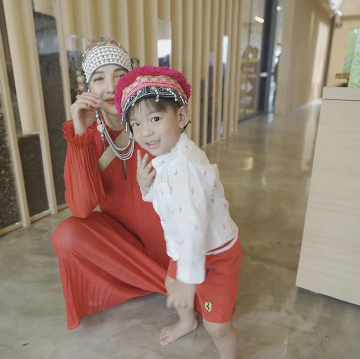 "น้องเรซซิ่ง” ขึ้นดอยเก็บชาที่จ.เชียงราย พร้อมสวมหมวกชาวเขาโพสต์ท่าหล่อ