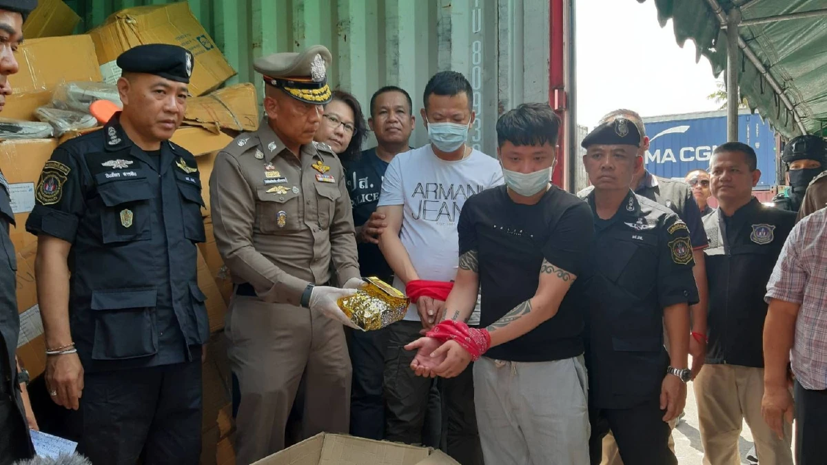 จับไอซ์ล็อตใหญ่กว่า 2,000 ล.กลางลานตู้คอนเทนเนอร์