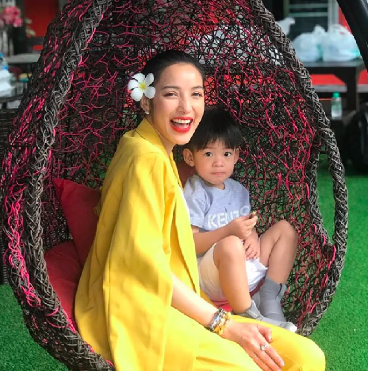 "น้องเรซซิ่ง” ขึ้นดอยเก็บชาที่จ.เชียงราย พร้อมสวมหมวกชาวเขาโพสต์ท่าหล่อ