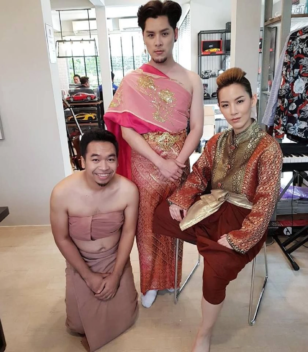 "ทอม-โอ-มน” ถ่ายภาพร่วมเฟรมเดียวกัน หลังรวมตัวโชว์ครั้งสุดท้ายในนาม “Room39”