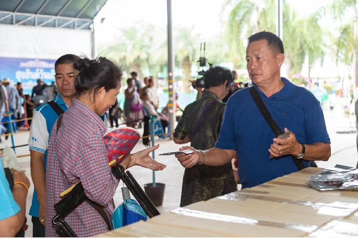 15 ปีหมอแสงเดินหน้าแจกสมุนไพร M HERBS ภายใต้โครงการ สุขใจผู้ให้ อิ่มใจผู้รับ ครั้งที่ 9