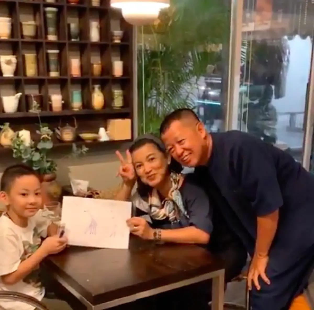 "น้องข้าวหอม" ลูกชาย “แม่ตั๊ก” ฝีมือไม่ธรรมดา "อ.เฉลิมชัย” ถึงกับควักเงินซื้อภาพวาด