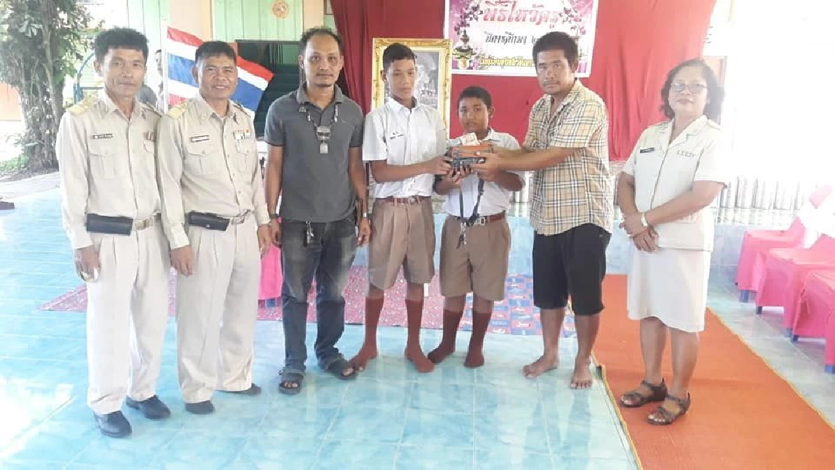 ชื่นชม 2 นร.เก็บเงินได้กว่า 2 หมื่นรีบให้ครูตามหาเจ้าของ