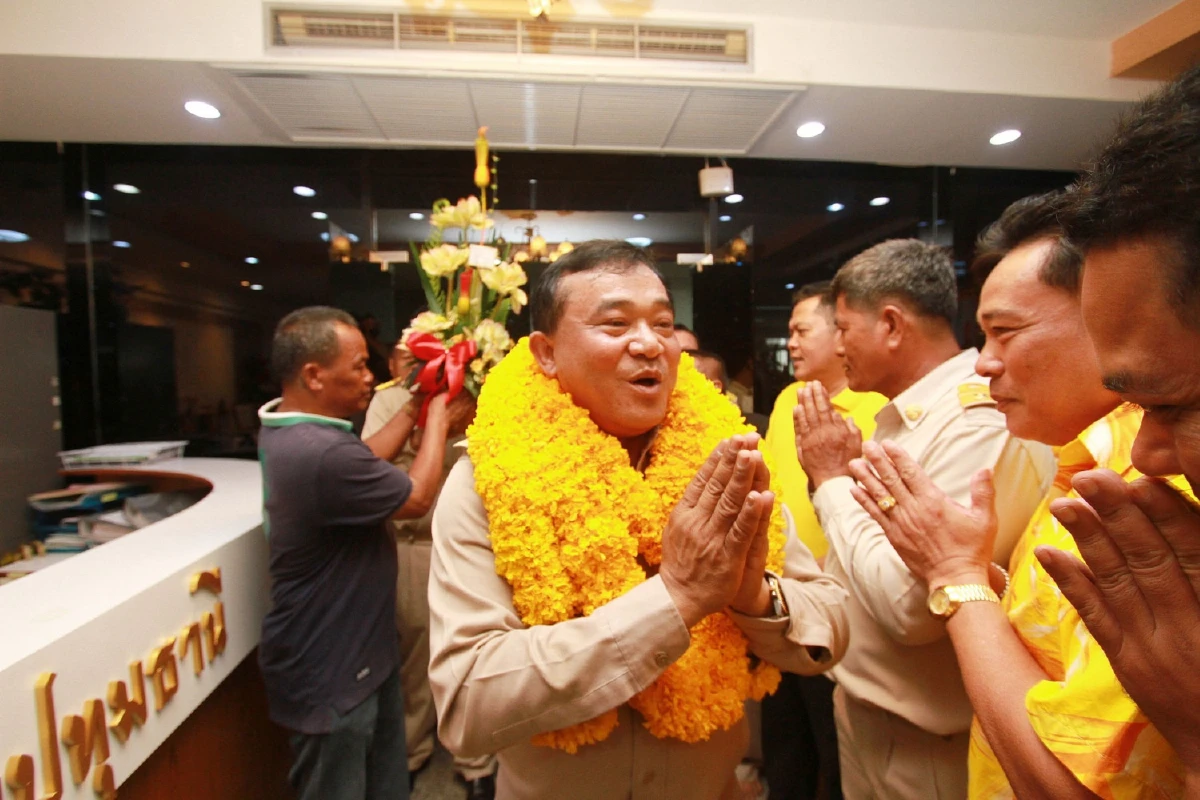 แห่ให้กำลังใจนายกฯชาญเข้าทำงานวันแรกแน่น อบจ.ปทุมฯ