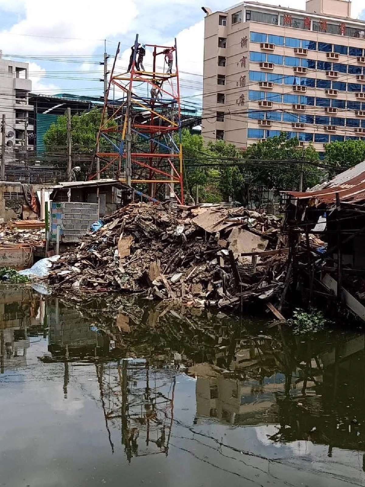 "บิ๊กป้อม" กำชับ กทม.เร่งแก้ปัญหาความเดือดร้อนชาวบ้านชุมชนริมคลอง