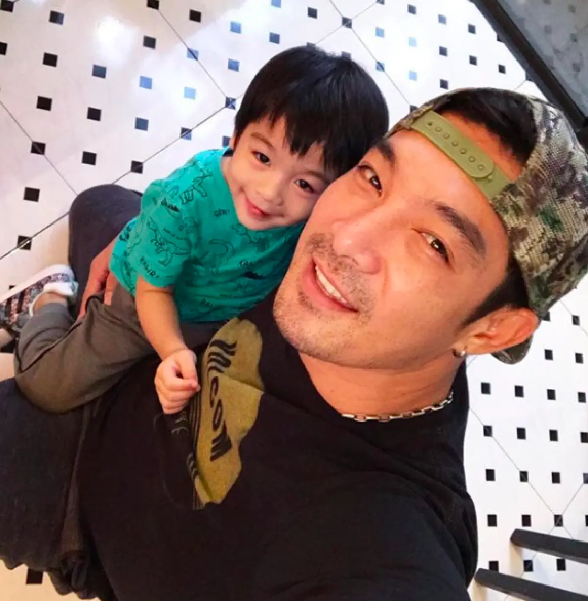 "น้องโอลาฟ" ตกจากที่สูง 2 เมตร ตาบวมม่วงจนปิด "จีน่า-โอ๊ต" เผยเหตุจากความซน