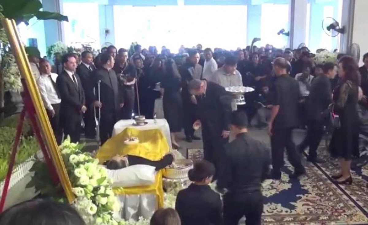 อาลัยกำนันเป๊าะคลื่นมหาชนร่วมพิธีรดน้ำศพแน่นวัด