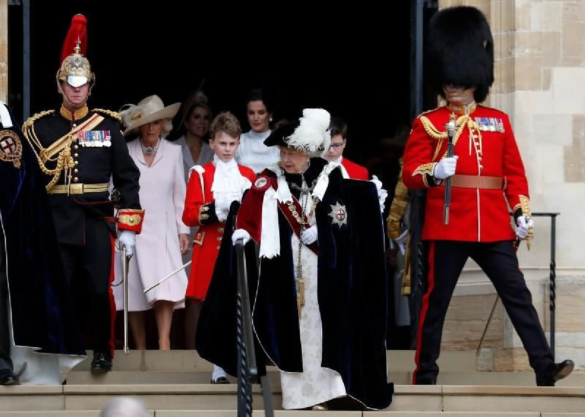 ควีนเสด็จพิธีชุมนุมภาคีอัศวินแห่งการ์เตอร์