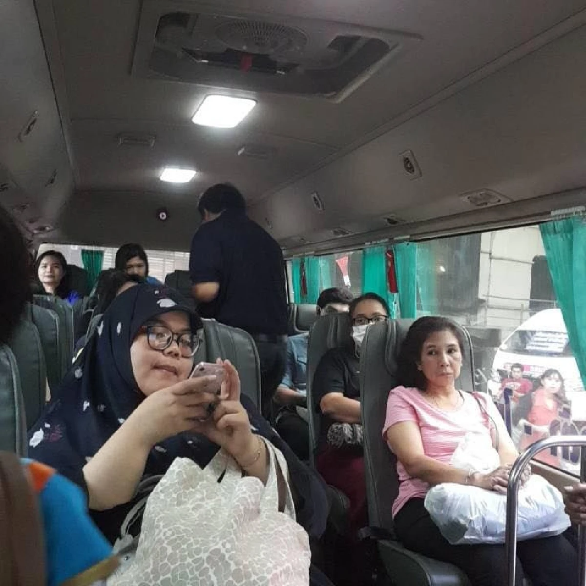 "ปลอดภัยและมีความสุข" รถตู้ไม่มีเจ๊ง! เปิดใจ "สมเกียรติ แก้วประชา" รถตู้มินิบัสไทรน้อย วินระดับเฟิร์สคลาส